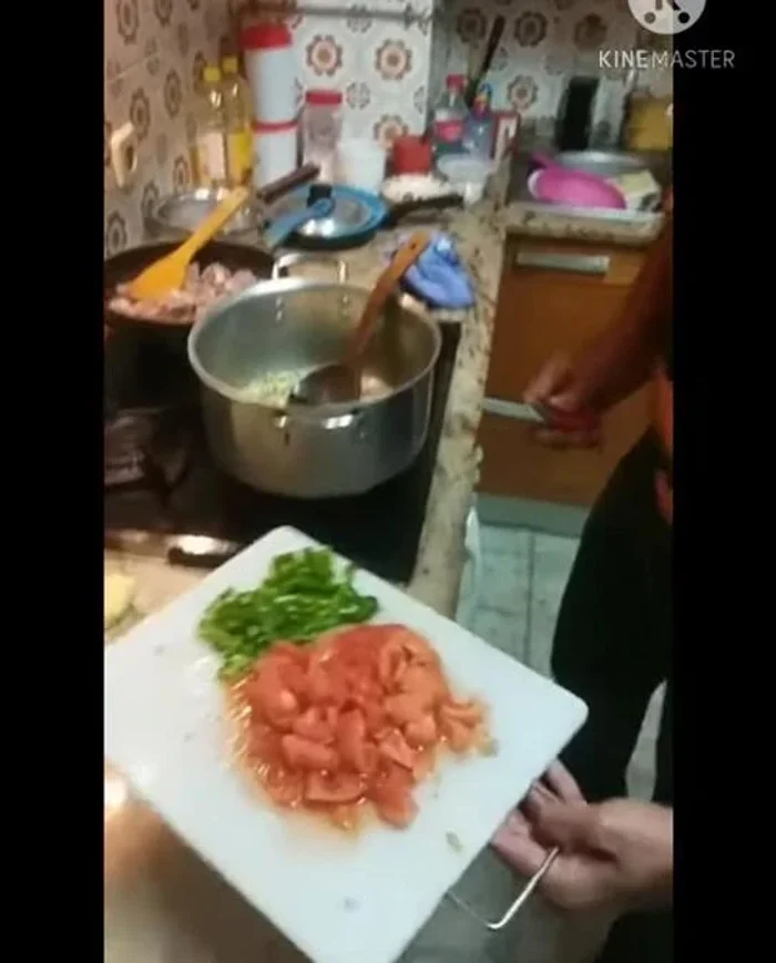 Agregar los tomates y cocinar hasta que estén blandos.