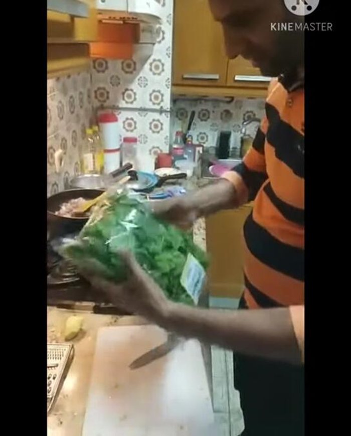 Agregar las espinacas al masala y cocinar hasta que estén tiernas.