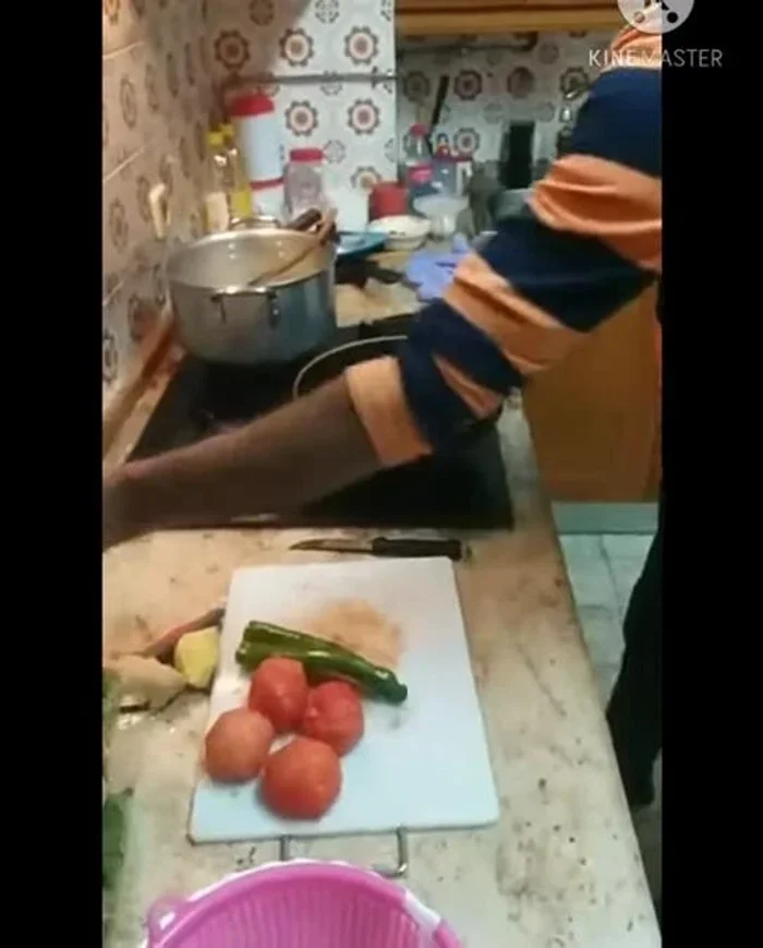 Preparar el masala: freír ligeramente las cebollas en aceite de mostaza.