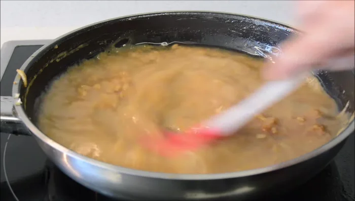 Añadir el agua, la pastilla de concentrado de carne (o caldo de carne) y media cucharadita de azúcar. Llevar a ebullición, reducir el fuego a medio y dejar que la salsa reduzca durante 10 minutos.