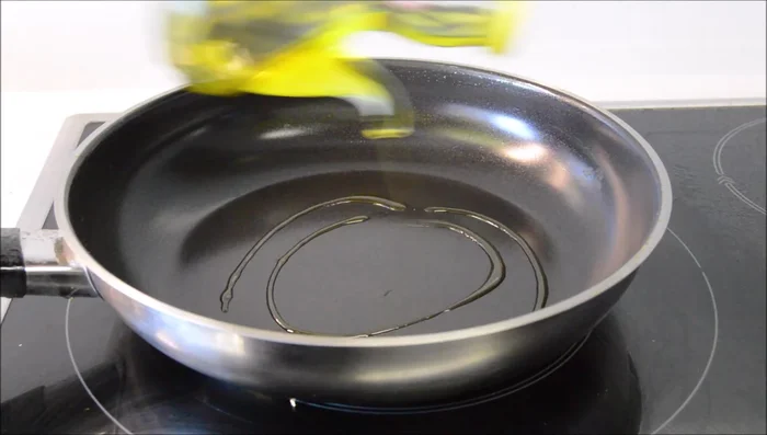 Limpiar la sartén y saltear los champiñones cortados en cuartos con un hilo de aceite de oliva, láminas de ajo y sal durante 5 minutos hasta que estén dorados.