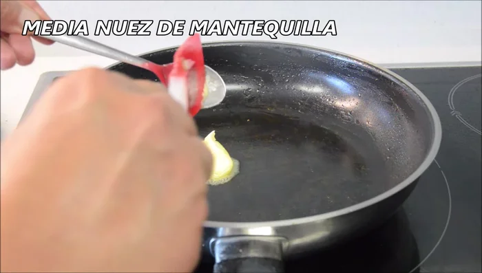 Añadir una nuez de mantequilla a la sartén para dar brillo a la salsa. Incorporar la salsa triturada y mezclar.