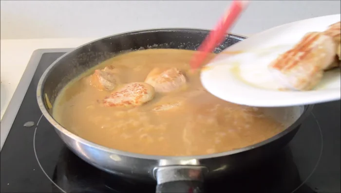 Añadir los medallones de solomillo a la salsa y dejar cocinar durante 5 minutos. Probar y rectificar de sal si es necesario.