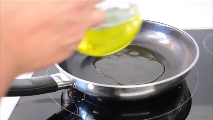 Calentar una sartén a fuego medio-alto con un par de cucharadas de aceite de oliva. Dorar los medallones de solomillo durante 1 minuto por cada lado, sellando también los laterales.