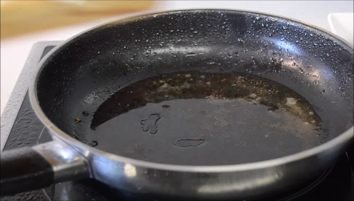 Bajar el fuego. Añadir la cebolla a la sartén y saltear con una pizca de sal hasta que empiece a transparentar y dorarse (5-10 minutos).