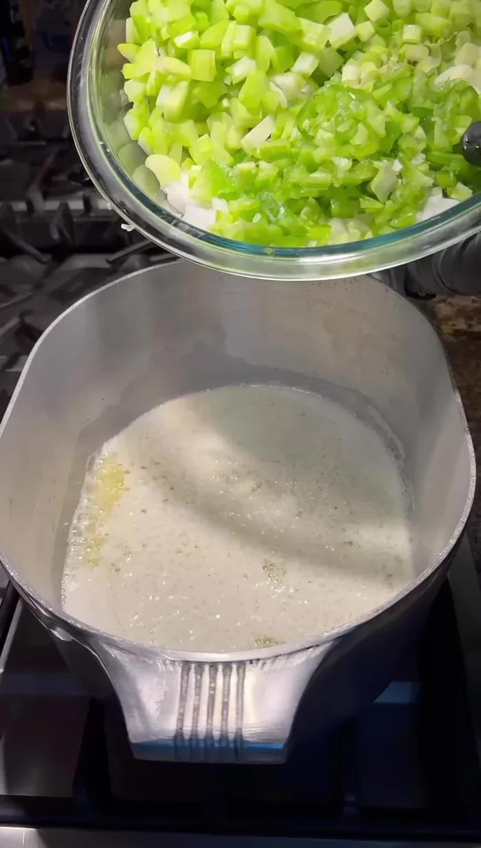 Comenzar con una barra de mantequilla. Sofreír dos cebollas picadas en cubitos, un pimiento morrón y tres ramas de apio.