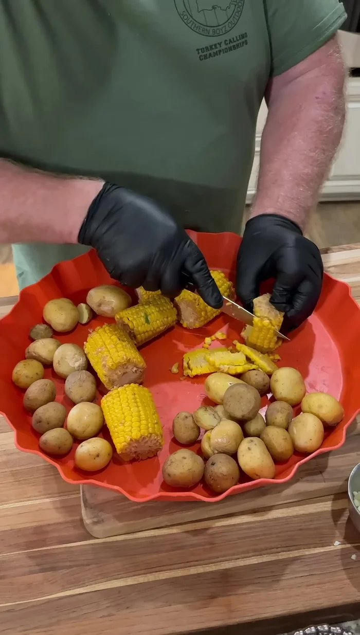 Agregar las verduras sobrantes de la cocción anterior (patatas y maíz).