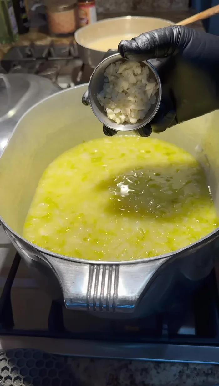 Incorporar dos tazas de caldo de pollo, un bote de ajo fresco picado, papas y maíz.