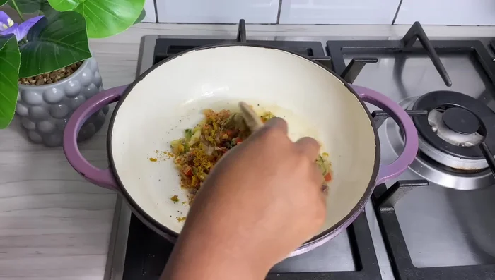 Mezcle bien y deje sofreír los condimentos en el aceite durante aproximadamente 5 minutos, removiendo constantemente.