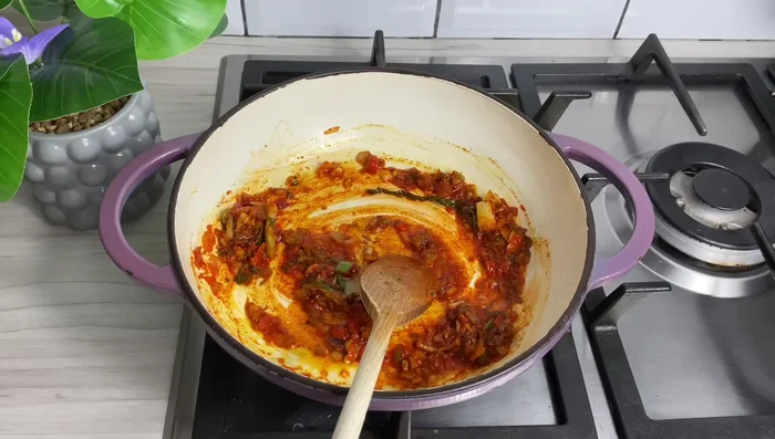 Agregue las lentejas cocidas a la olla con los condimentos.