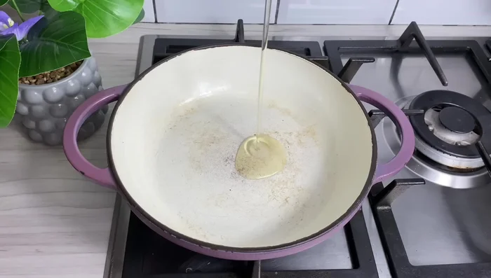 En la misma olla, agregue un poco de aceite. Añada el condimento verde, sal, condimento rojo Spice Jamaica, pimienta negra recién molida, sazón y curry en polvo.