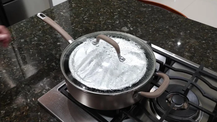 Cocer al baño María en una olla a fuego bajo durante una hora.
