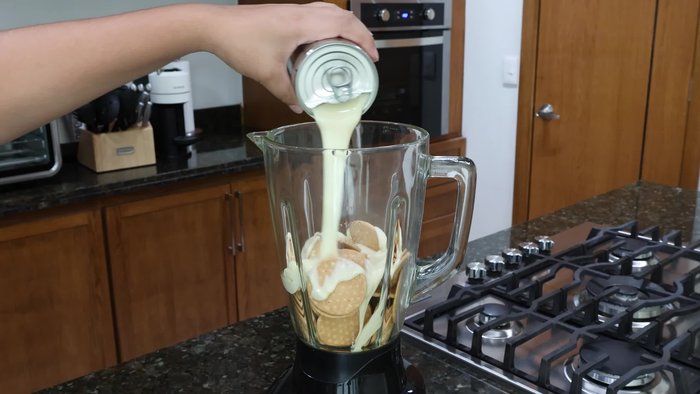 Agregar media lata de leche condensada a la licuadora.
