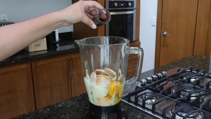 Añadir cuatro huevos y un chorrito de vainilla a la licuadora.