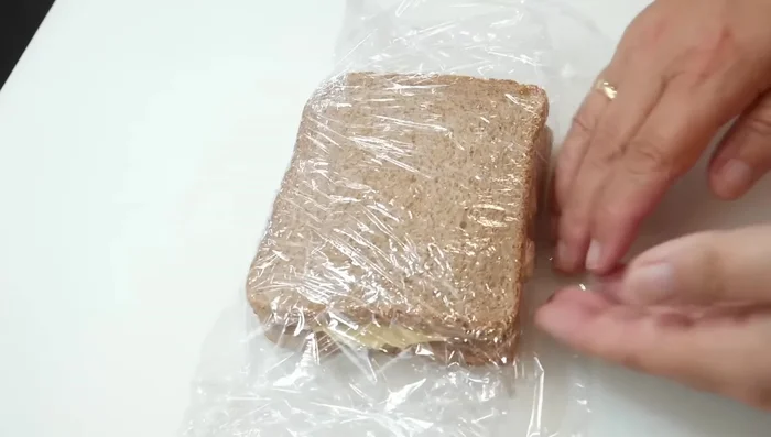 Envolver el sándwich en film transparente o papel de horno.