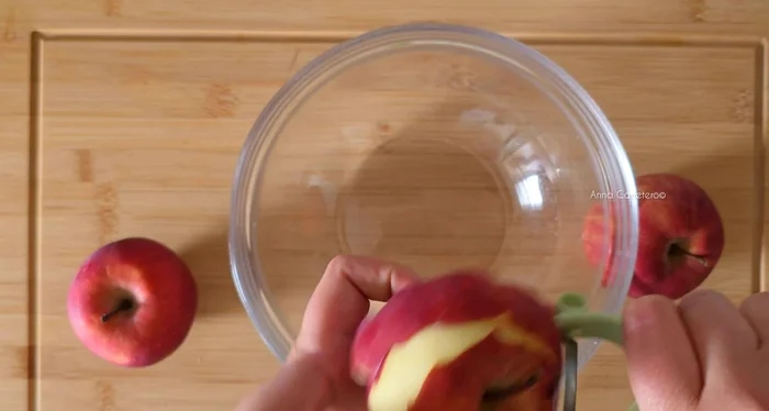 Pelar y cortar las 3 manzanas en trocitos pequeños.