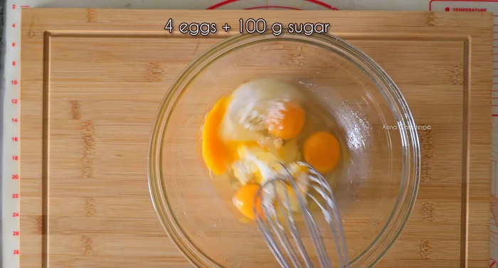 Mientras tanto, preparar el flan: batir 4 huevos con 100g de azúcar.