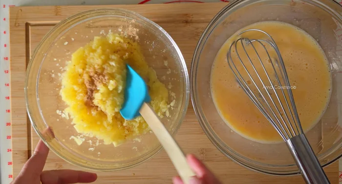 Agregar la media cucharadita de canela en polvo a las manzanas trituradas.