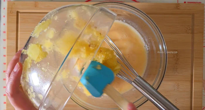 Mezclar las manzanas con la preparación de huevo y leche.