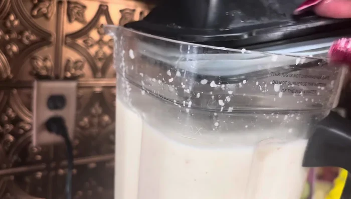 Agregar un poco de agua para ajustar la consistencia (435.599). Licuar nuevamente hasta obtener una textura cremosa.