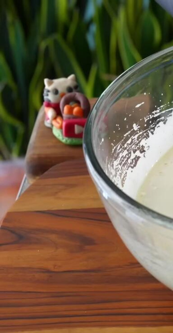 Agrega el aceite vegetal, el yogur, y la esencia de vainilla. Bate hasta integrar.