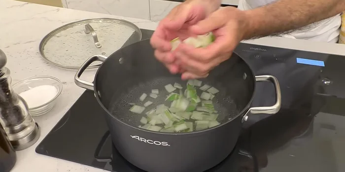 Picar las hojas de acelga y añadirlas a la cocción junto con las pencas durante los últimos 3 minutos.