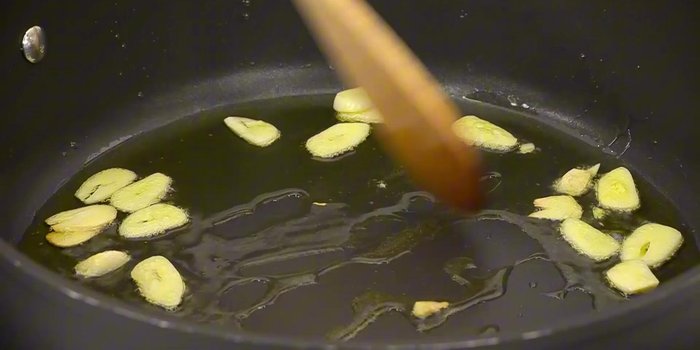 Añadir el jamón picado y sofreírlo.