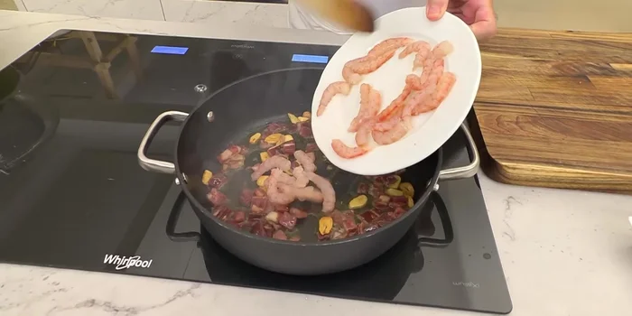 Incorporar las gambas peladas.