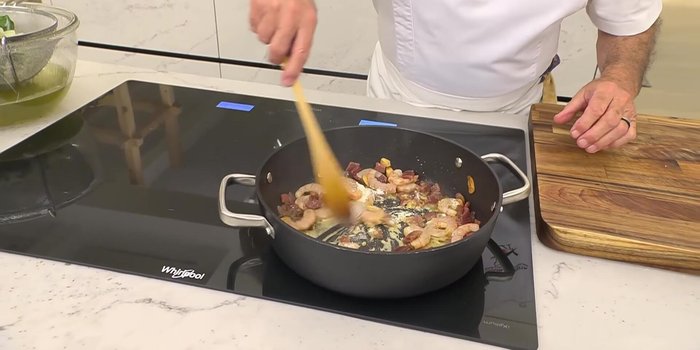 Agregar una cucharada de harina y cocinarla brevemente.