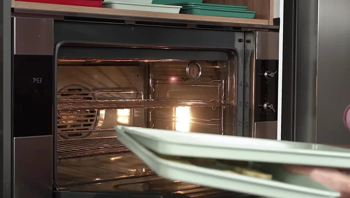 Colocar las galletas en una placa para horno precalentado a 170°C.