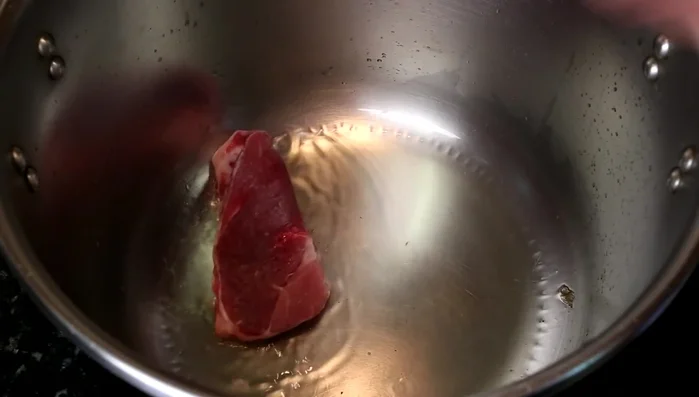 En el mismo aceite, añadir la carne y freír a fuego moderado durante 10 minutos (76.39).