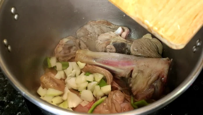Añadir el pimiento y la cebolla troceados, la pimienta negra y sal (92.74). Cocinar 10 minutos.