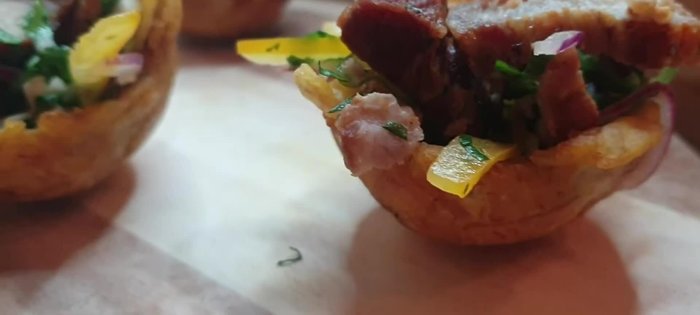 Picar finamente el cilantro, cortar el pimiento verde en rodajas, el pimiento amarillo en julianas y la cebolla roja en julianas.