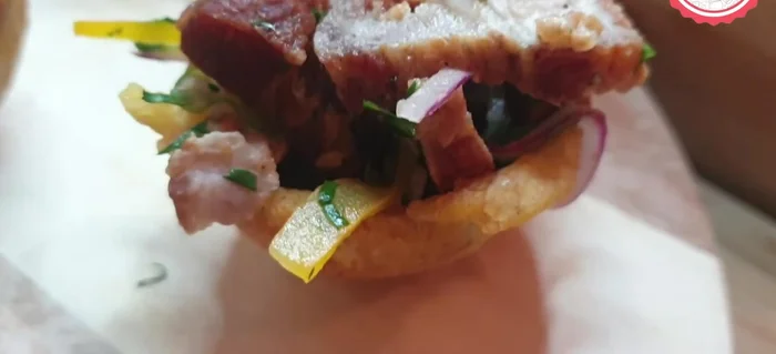 Rellenar las canastas de plátano con la mezcla de ceviche.