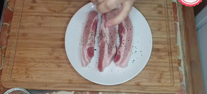Salpimentar las pancetas al gusto.