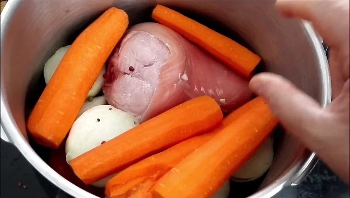 Cubrir los ingredientes con agua en la olla a presión, dejando margen de seguridad.