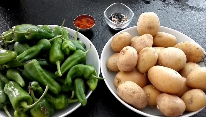 Mientras, pelar y lavar las patatas. Cocerlas enteras en agua.