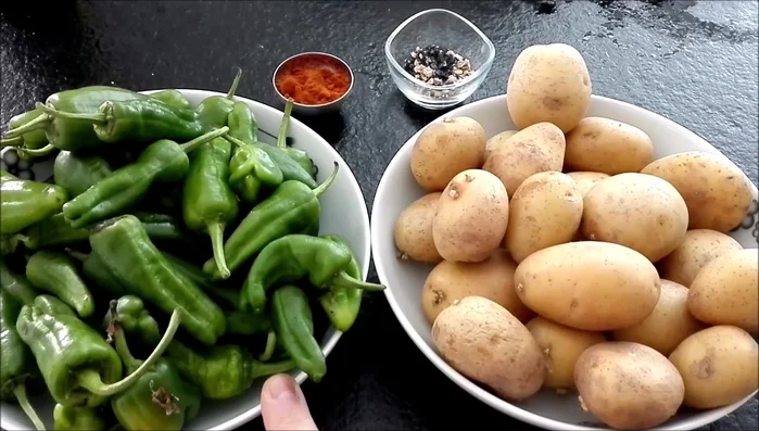 Preparar los pimientos de Padrón: freírlos en sartén con aceite y sal, o en microondas con menos aceite y sal.