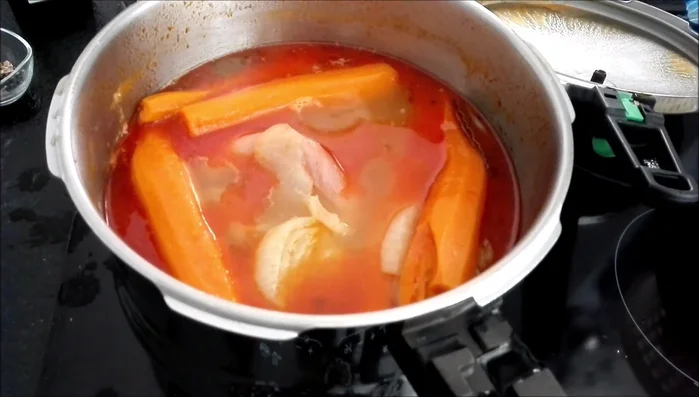 Abrir la olla con cuidado y añadir las patatas al caldo. Cocer durante 20 minutos.