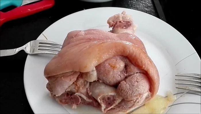 Deshuesar o desmenuzar el codillo.