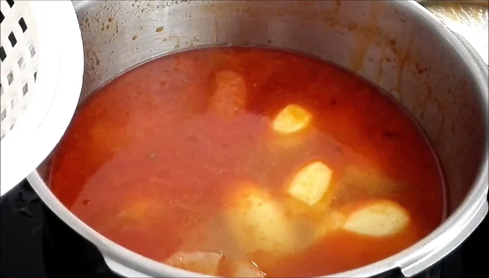 Adornar con pimentón dulce, sal negra en escamas, sal con pimentón y aceite de oliva virgen.