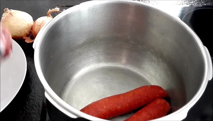 Lavar el codillo de cerdo. Añadir a la olla a presión.