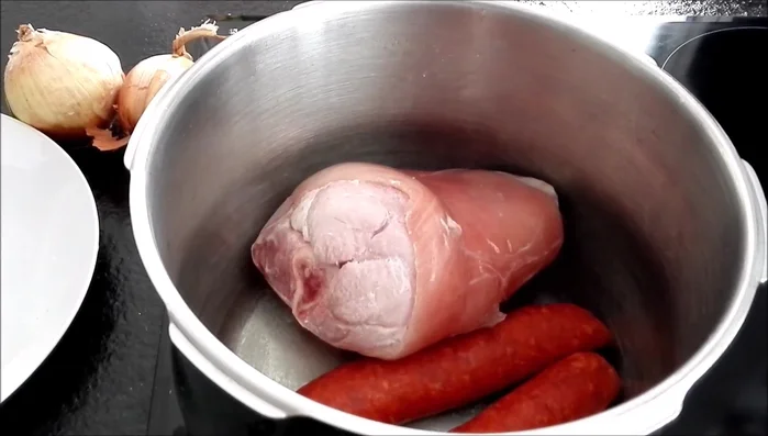 Pelar y cortar las zanahorias y las cebollas. Agregar a la olla.