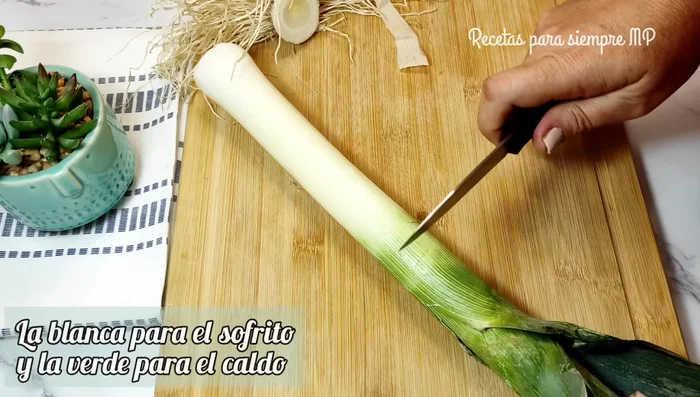 Cortar los puerros en dos partes: la parte verde para la sopa y la parte blanca para el refrito. Limpiar bien los puerros.