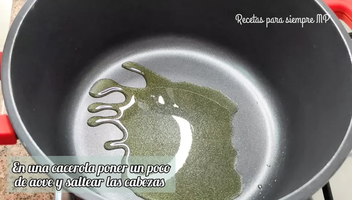 Saltear las cabezas de los langostinos en una cacerola con aceite de oliva, aplastándolas un poco para que suelten su jugo.