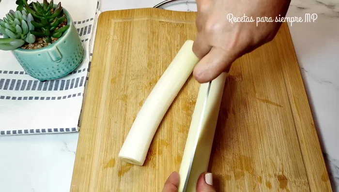 Mientras, pelar y laminar los ajos. Preparar las verduras para el sofrito: cortar los puerros y la cebolla.