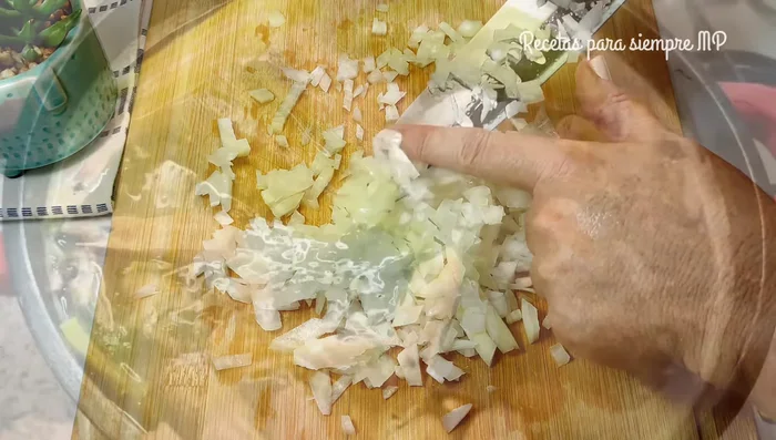 Sacar el pescado del caldo después de 10 minutos de hervor. Dejar el resto de ingredientes en el caldo durante media hora.