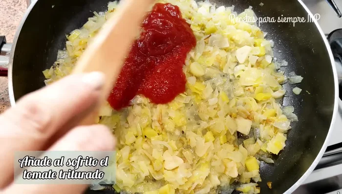 Añadir el tomate al sofrito y cocinar 5 minutos. Si usas picadora, procesar el pan tostado ligeramente.