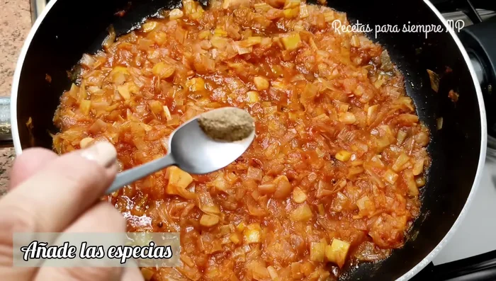 Al sofrito, añadir azafrán, pimienta, pimentón y brandy (o vino blanco). Esperar que el alcohol se evapore.