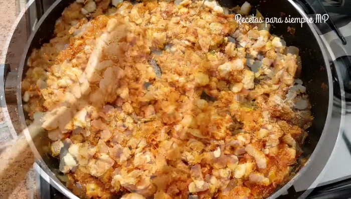 Incorporar el pan al sofrito y mezclar bien. Colar el caldo, separando las verduras y los restos de pescado.